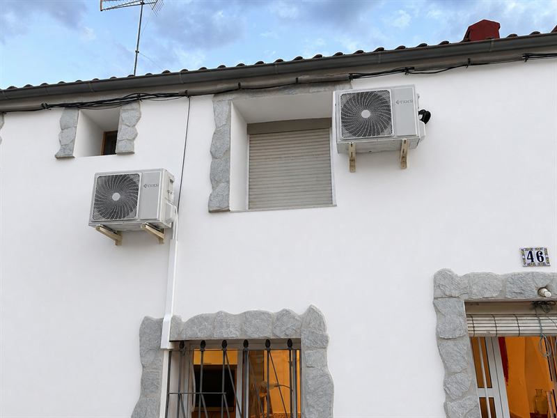 Dos unidades exteriores instaladas en fachada de vivienda